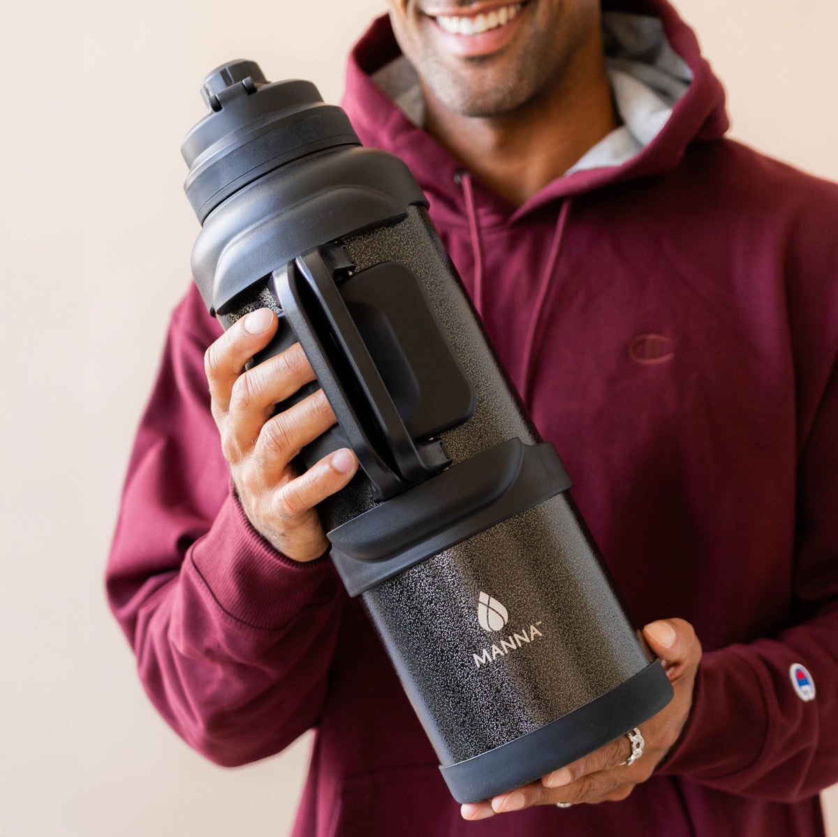 4l-titan-bottle-135-oz-q8 5Manna_Website_Lifestyles-29.jpg
